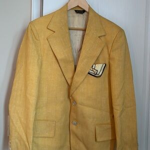 Men’s yellow single breasted blazer.